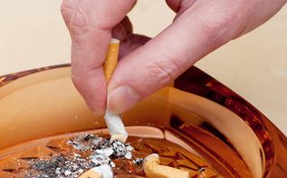 En cigaret bliver skoddet i et askebæger