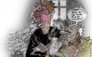 Tegning af mand i sort t-shirt, der hoster, mens han holder en cigaret for en ældre, sengeliggende mand