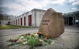 Blomster foran sten med teksten Lindegårdshusene, som er et socialpsykiatrisk bosted i Roskilde.