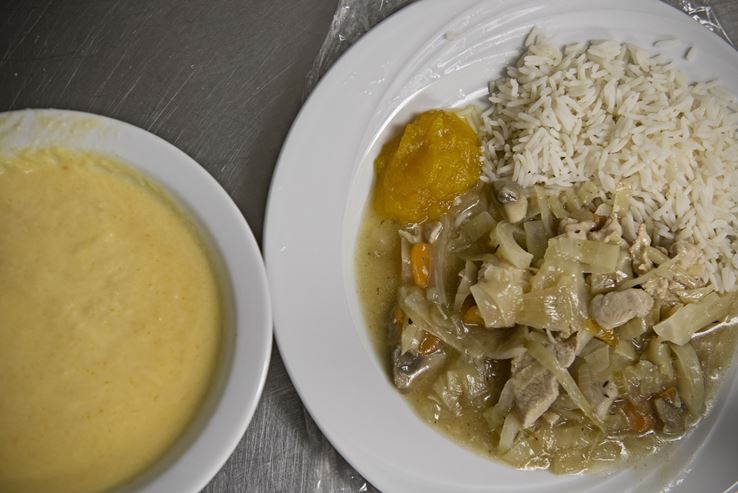 To tallerneker med henholdsvis suppe i den ene og en ret med ris og noget sammenkogt på den anden