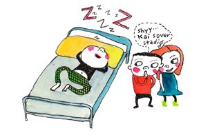En illustration der viser en person der sover på en seng, mens to personer står ved siden af ham og prøver at være stille, så de ikke vækker ham