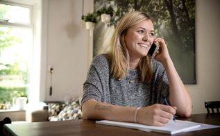 Maja Simsby Johansen sidder i sit hjem og taler i telefon