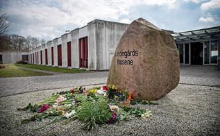 Sten med teksten Lindegårdshusene foran et bosted. 