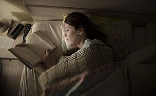 Tanja Schmidtke Eriksen læser i sengen
