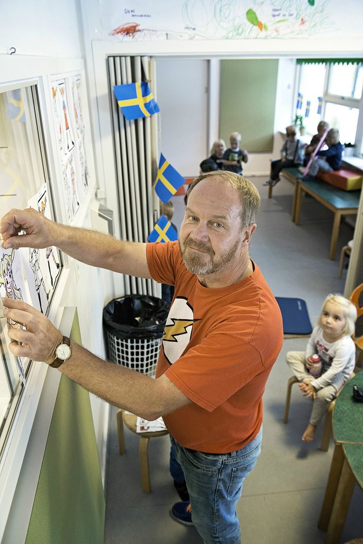 Pædagogmedhjælper planlægger ved whiteboard