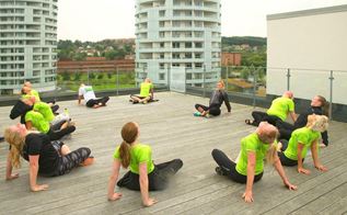 Gruppe af sosu-elever dyrker yoga