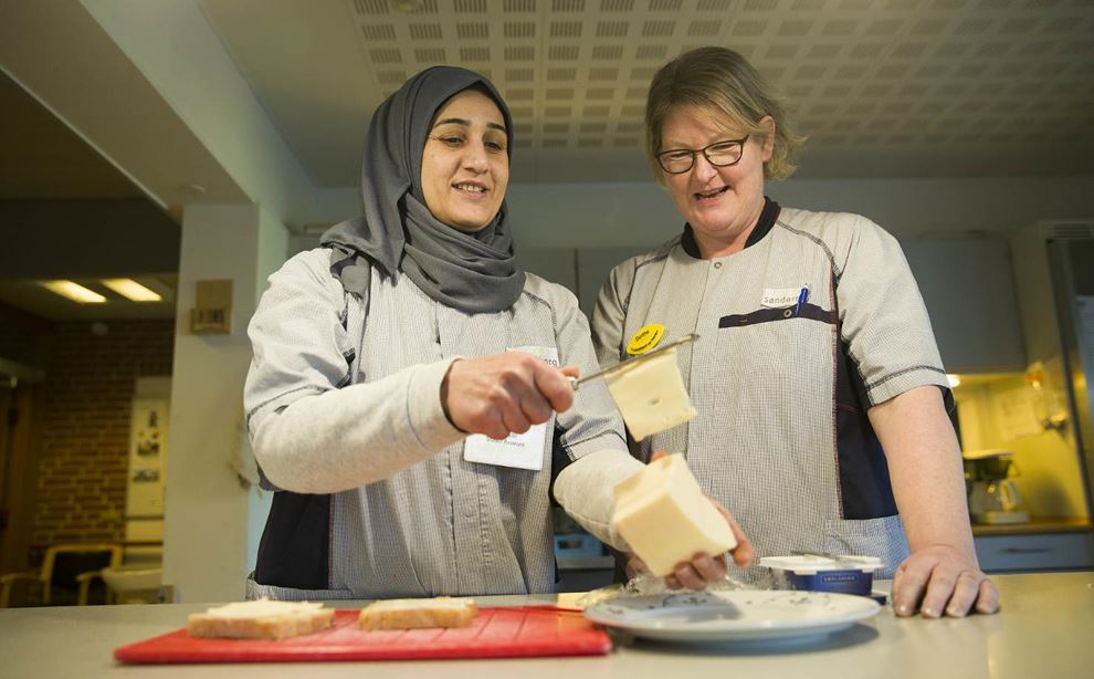 Husassistent Dorthe Rasmussen og Manal Shumar Al i køkkenet