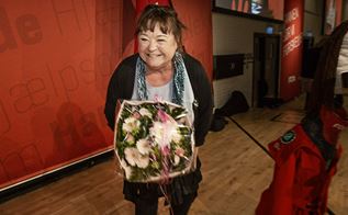 Mona Striib er ny formand og får blomster