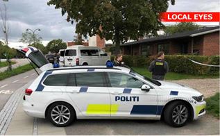 Politibil foran bosted i Birkerød