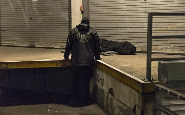 Rådhusbetjent Thomas Lindenskov ser til en hjemløs