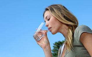 Kvinde drikker vand