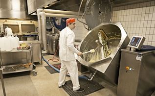 Kok Roberto Speccio laver kartoffelmos i kæmpe gryde