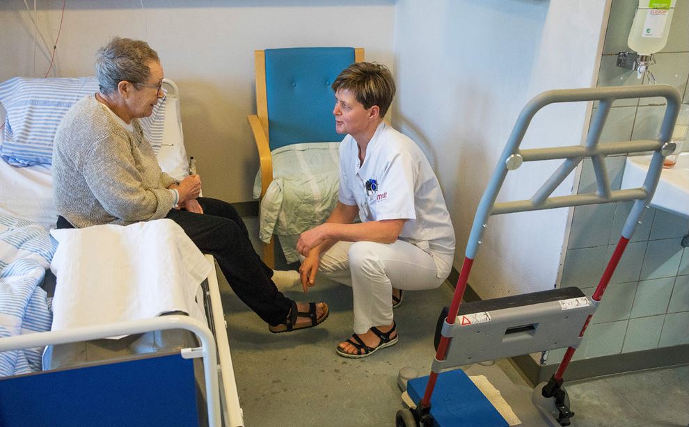 SR sosu-assistent og forflytningsvejleder Birgitte Holmen forbereder patient på forflytning