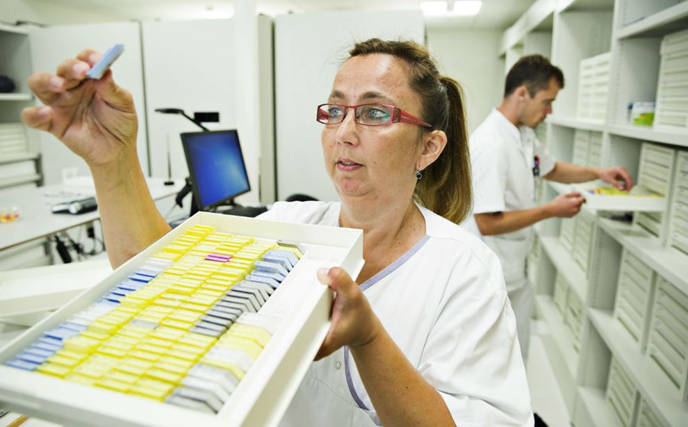 Serviceassistenter arkiverer vævs- og celleprøver