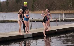 Luften er 4 grader og vandet er 3, men det afholder ikke første og anden klasserne fra Vestre Skole i at hoppe i søen. 