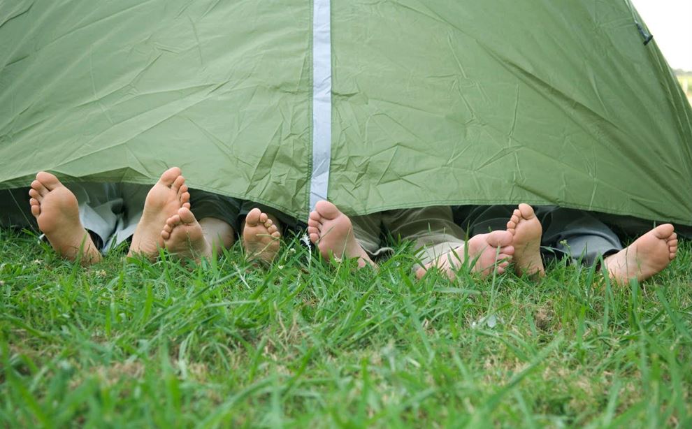 fødder stikker ud under telt