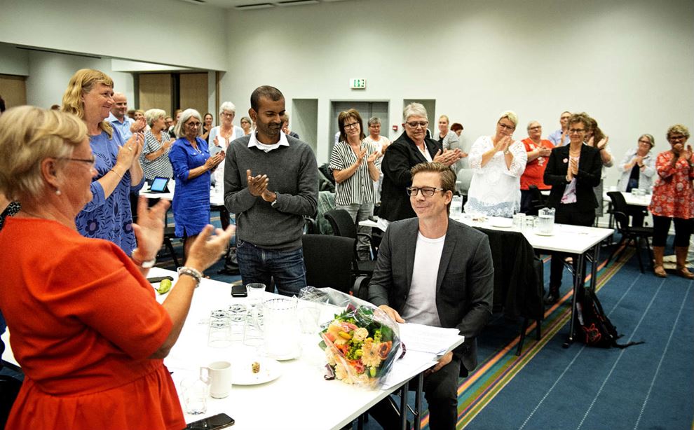 Torben Hollmann får klapsalver, da han er valgt som ny formand. Foto: Jørgen True