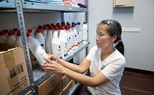 En rengøringsassistent finder produkter på et depot