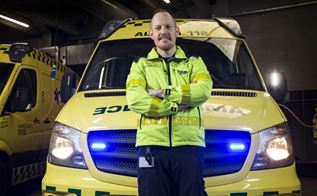Paramediciner Søren Steen står foran ambulance 