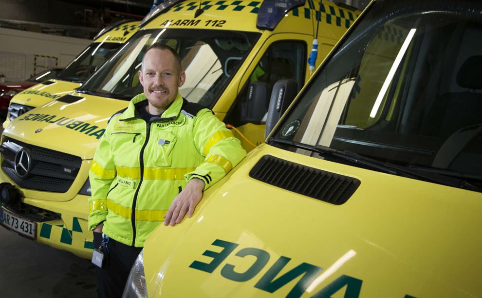 Paramediciner Søren Steen står bag ved ambulance 