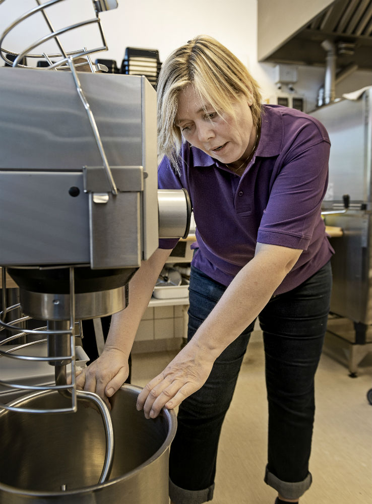 Kvinde klargør køkkenmaskine