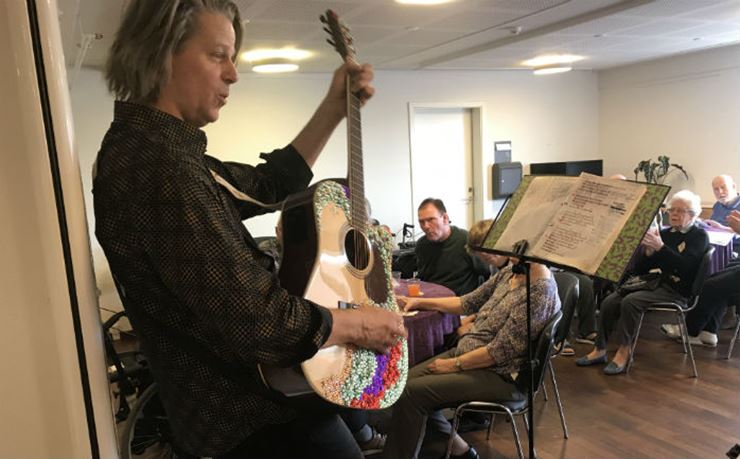 Musiker Thomas Negrijn spiller for plejehjemsbeboerne