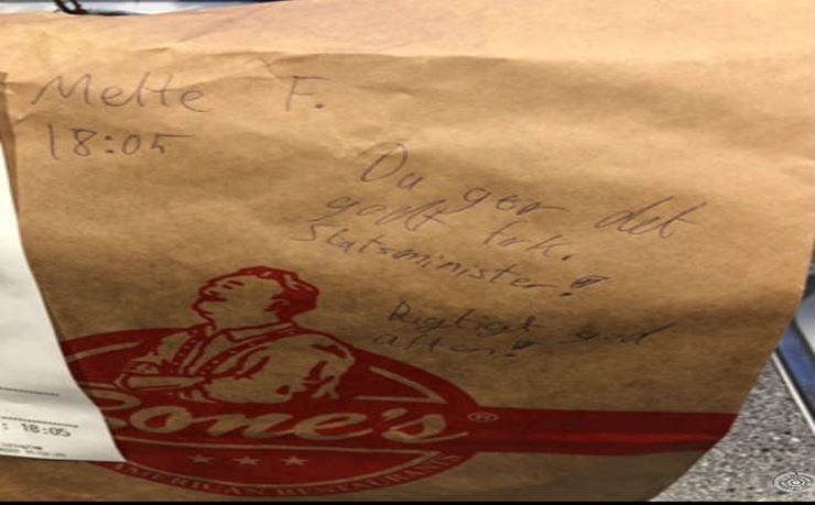 En papirpose fra Bones, hvor der skrevet noget på med kuglepen