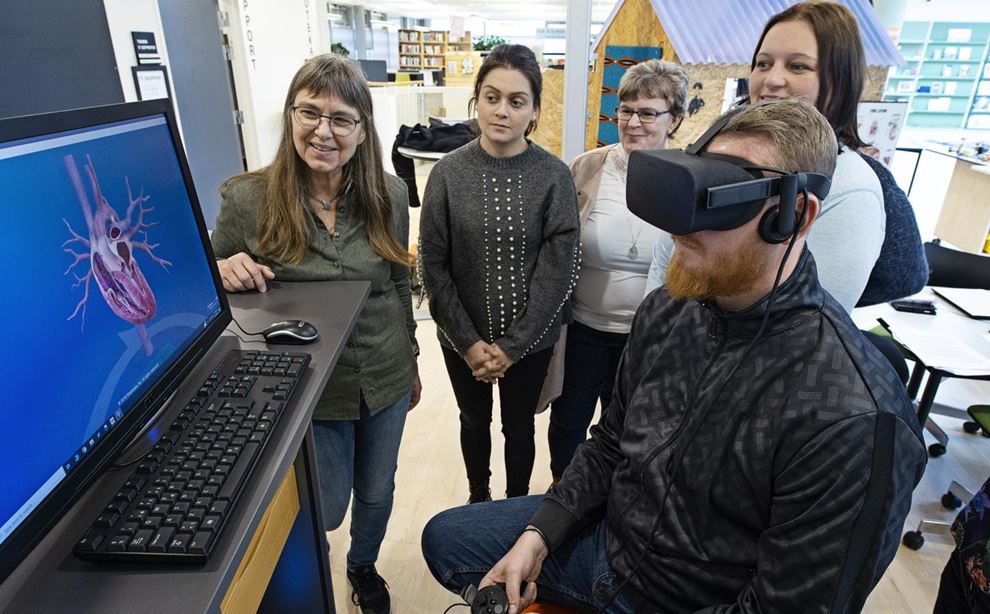 Kim Poulsen sidder med VR-briller
