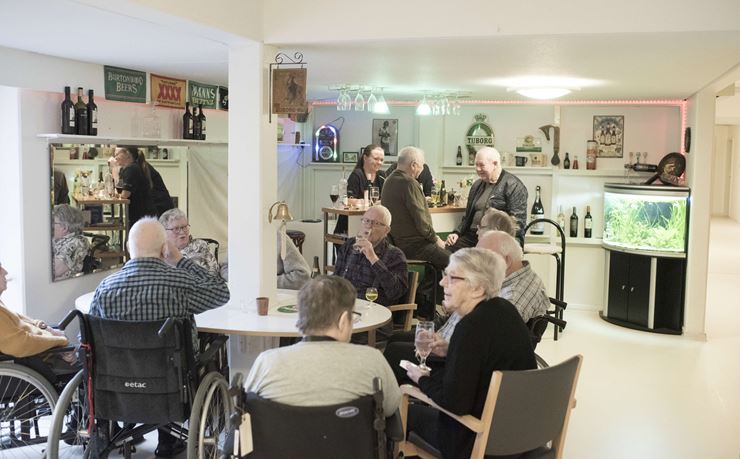 Flere ældre beboere på plejehjem Randers samlet til fredagsbar