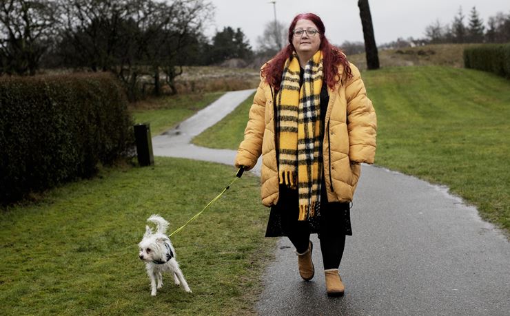kvinde på gåtur med sin hund foto tor birk trads
