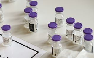 Ampuller med coronavirus-vaccine