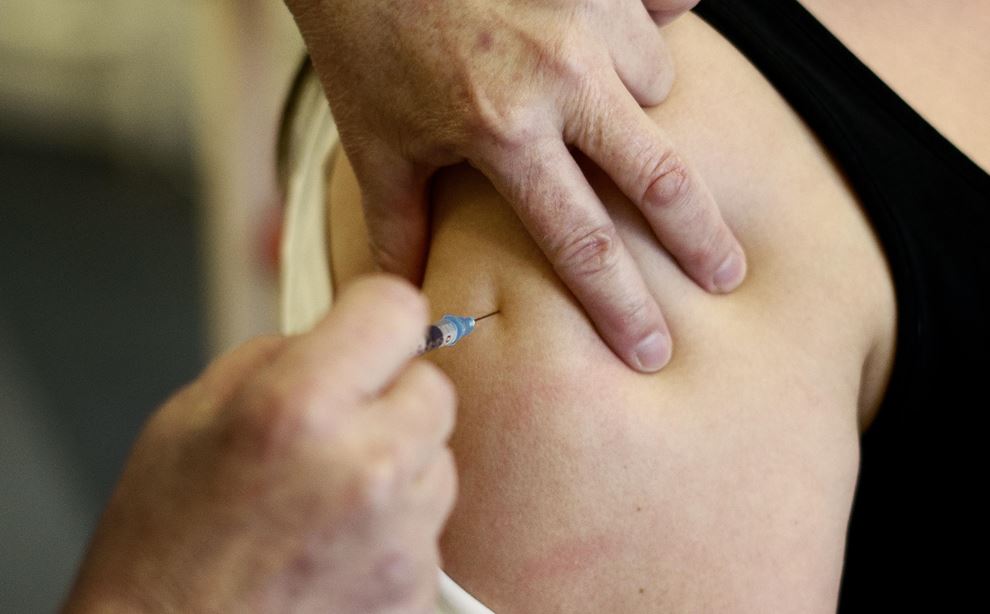 person stikkes i armen med vaccine foto tobias stidsen