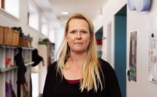 Sofie Harder, pædagog og enlig forsørger stå på sin arbejdsplads