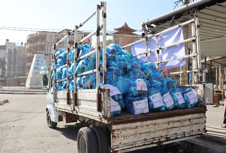 Lastbil læsset med hyggiejhe-kit, der skal uddeles til Gazas civile. 