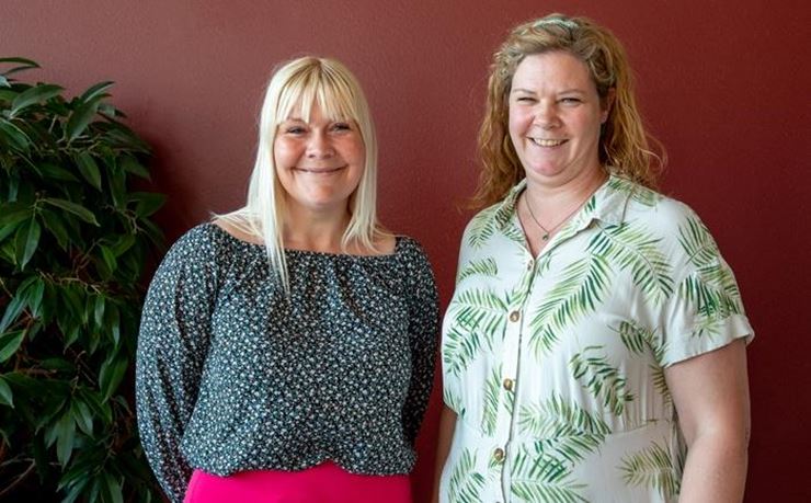 Sosu-assistenterne Jennie Mangaard og Stina Davidsen-Nielsen er vilde med deres job som undervisere på SOSU Fyn