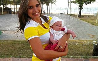 Ung pige med sin baby i armene