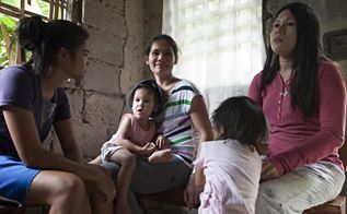 Tre filippinske kvinder og to børn
