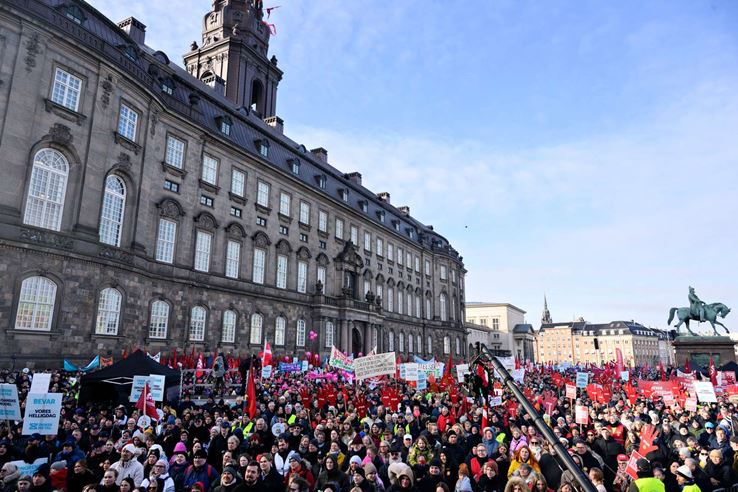 Demonstranter og Christiansborg bevar store bededag
