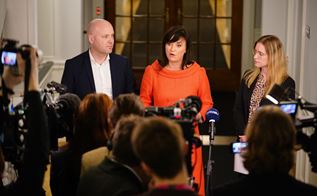 Billede fra pressemødet, hvor sundhedsminister Sophie Løhde præsenterer