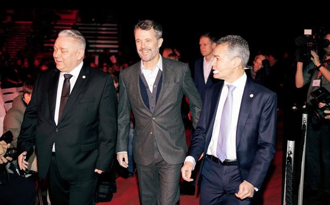 Tre mænd med Kronprins Frederik i midten foto: Tor Birk Trads