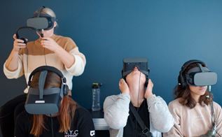Fire SOSU-elever med VR-briller kigger i forskellige retninger