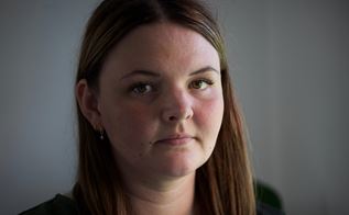 Line Andersen, sosu-elev, der venter på erstatning efter overfald på en vagt